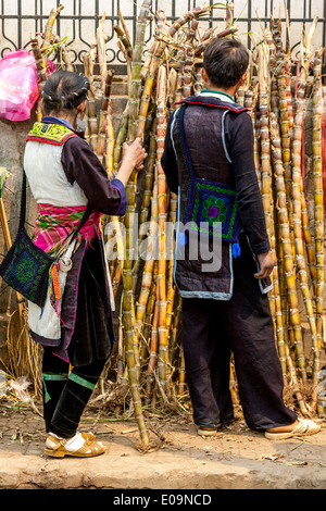 La gente dalla Black Hmong Hill Tribe al mercato di Sa Pa, Lao Cai Provincia, Vietnam Foto Stock