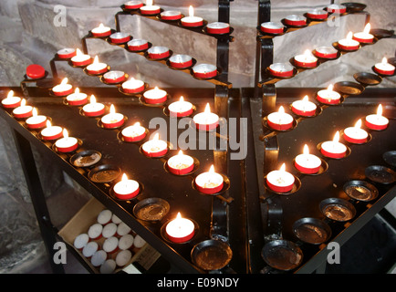 Candele votive in St David's Cathedral, Pembrokeshire, Galles Foto Stock