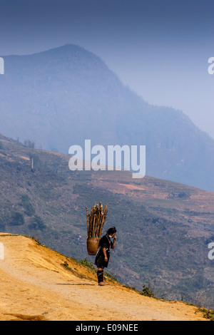 Una ragazza da nero la minoranza Hmong persone nelle campagne intorno a Sa Pa, Lao Cai Provincia, Vietnam Foto Stock