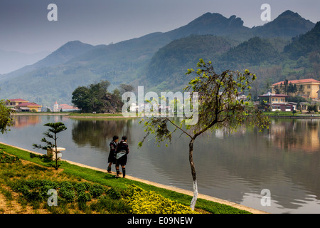 Bambini da nero a minoranza Hmong persone presso il lago di Sa Pa, Lao Cai Provincia, Vietnam Foto Stock