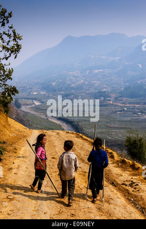 Bambini da nero a minoranza Hmong persone nelle campagne intorno a Sa Pa, Lao Cai Provincia, Vietnam Foto Stock