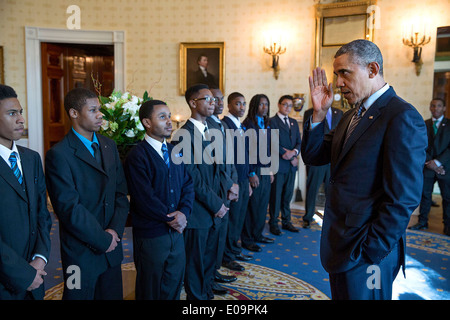 Il Presidente Usa Barack Obama stadio saluta i partecipanti nella sala blu prima di un evento per evidenziare 'My fratello del portiere", un'iniziativa per espandere opportunità per giovani uomini e ragazzi di colore, nella Sala Est della Casa Bianca Febbraio 27, 2014 a Washington, DC. Foto Stock