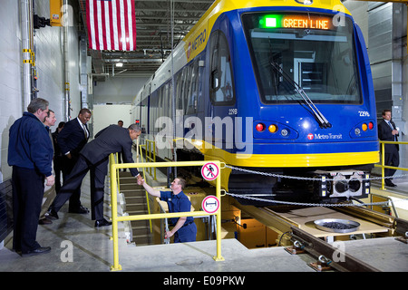Il Presidente Usa Barack Obama e il trasporto Segretario Antonio Foxx tour la Metro Transit Light Rail Operazioni e impianto di manutenzione Febbraio 26, 2014 a St. Paul, Minnesota. Foto Stock