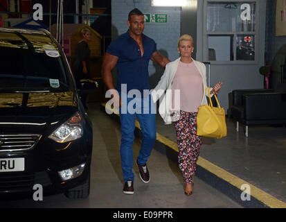 Londra, Regno Unito. Il 7 maggio 2014. Kerry Katona e fidanzato George Kay lasciare ITV studios dopo la mostra off baby Dylan Credito: JOHNNY ARMSTEAD/Alamy Live News Foto Stock