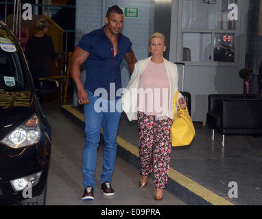 Londra, Regno Unito. Il 7 maggio 2014. Kerry Katona e fidanzato George Kay lasciare ITV studios dopo la mostra off baby Dylan Credito: JOHNNY ARMSTEAD/Alamy Live News Foto Stock