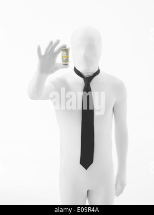 Persona sconosciuta vestita in abito bianco con black tie, tenendo un rotolo di dollari in mano Foto Stock