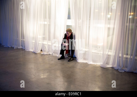 Segretario stampa della Casa Bianca Jay Carney lavora dietro le quinte come presidente Barack Obama assiste una cena presso gli artisti per l'umanità epicentro Marzo 5, 2014 a Boston, Massachusetts. Foto Stock