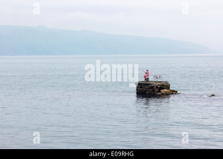 Il molo in disuso a Waterfoot County Antrim Irlanda del Nord decorata per il Giro d'Italia Foto Stock