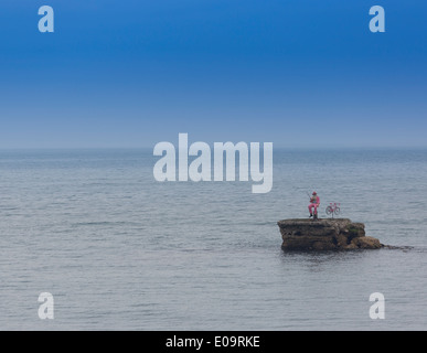 Il molo in disuso a Waterfoot County Antrim Irlanda del Nord decorata per il Giro d'Italia Foto Stock