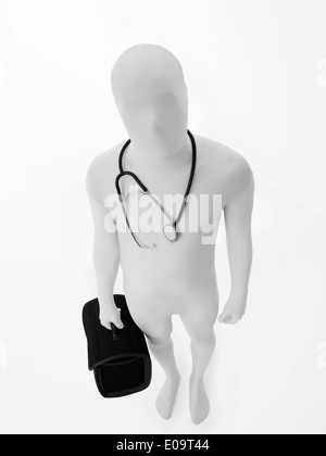 Medico senza volto vestito di bianco con uno stetoscopio pendente dal suo collo, sacco di contenimento nella sua mano su sfondo bianco vista superiore Foto Stock