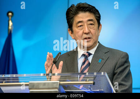 Bruxelles, BXL, Belgio. Il 7 maggio, 2014. Primo Ministro giapponese Shinzo Abe tiene conferenza stampa dopo la ventiduesima riunione al vertice tra Unione europea e Giappone a Bruxelles in Belgio su 07.05.2014 . Il vertice è il culmine di nove giorni di visita del Primo Ministro Abe a sei Stati membri dell'UE. Il twin in corso i negoziati per un accordo di partenariato strategico e di un accordo di libero scambio, lanciato nel mese di aprile 2013, è stato il Vertice principale soggetto da Wiktor Dabkowski Credito: Wiktor Dabkowski/ZUMAPRESS.com/Alamy Live News Foto Stock