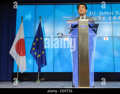 Bruxelles, BXL, Belgio. Il 7 maggio, 2014. Primo Ministro giapponese Shinzo Abe tiene conferenza stampa dopo la ventiduesima riunione al vertice tra Unione europea e Giappone a Bruxelles in Belgio su 07.05.2014 . Il vertice è il culmine di nove giorni di visita del Primo Ministro Abe a sei Stati membri dell'UE. Il twin in corso i negoziati per un accordo di partenariato strategico e di un accordo di libero scambio, lanciato nel mese di aprile 2013, è stato il Vertice principale soggetto da Wiktor Dabkowski Credito: Wiktor Dabkowski/ZUMAPRESS.com/Alamy Live News Foto Stock