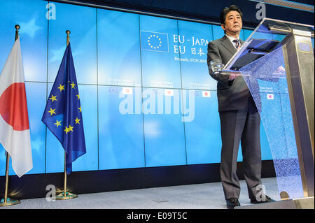 Bruxelles, BXL, Belgio. Il 7 maggio, 2014. Primo Ministro giapponese Shinzo Abe tiene conferenza stampa dopo la ventiduesima riunione al vertice tra Unione europea e Giappone a Bruxelles in Belgio su 07.05.2014 . Il vertice è il culmine di nove giorni di visita del Primo Ministro Abe a sei Stati membri dell'UE. Il twin in corso i negoziati per un accordo di partenariato strategico e di un accordo di libero scambio, lanciato nel mese di aprile 2013, è stato il Vertice principale soggetto da Wiktor Dabkowski Credito: Wiktor Dabkowski/ZUMAPRESS.com/Alamy Live News Foto Stock