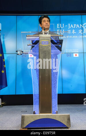 Bruxelles, BXL, Belgio. Il 7 maggio, 2014. Primo Ministro giapponese Shinzo Abe tiene conferenza stampa dopo la ventiduesima riunione al vertice tra Unione europea e Giappone a Bruxelles in Belgio su 07.05.2014 . Il vertice è il culmine di nove giorni di visita del Primo Ministro Abe a sei Stati membri dell'UE. Il twin in corso i negoziati per un accordo di partenariato strategico e di un accordo di libero scambio, lanciato nel mese di aprile 2013, è stato il Vertice principale soggetto da Wiktor Dabkowski Credito: Wiktor Dabkowski/ZUMAPRESS.com/Alamy Live News Foto Stock