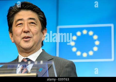 Bruxelles, BXL, Belgio. Il 7 maggio, 2014. Primo Ministro giapponese Shinzo Abe tiene conferenza stampa dopo la ventiduesima riunione al vertice tra Unione europea e Giappone a Bruxelles in Belgio su 07.05.2014 . Il vertice è il culmine di nove giorni di visita del Primo Ministro Abe a sei Stati membri dell'UE. Il twin in corso i negoziati per un accordo di partenariato strategico e di un accordo di libero scambio, lanciato nel mese di aprile 2013, è stato il Vertice principale soggetto da Wiktor Dabkowski Credito: Wiktor Dabkowski/ZUMAPRESS.com/Alamy Live News Foto Stock