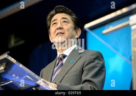 Bruxelles, BXL, Belgio. Il 7 maggio, 2014. Primo Ministro giapponese Shinzo Abe tiene conferenza stampa dopo la ventiduesima riunione al vertice tra Unione europea e Giappone a Bruxelles in Belgio su 07.05.2014 . Il vertice è il culmine di nove giorni di visita del Primo Ministro Abe a sei Stati membri dell'UE. Il twin in corso i negoziati per un accordo di partenariato strategico e di un accordo di libero scambio, lanciato nel mese di aprile 2013, è stato il Vertice principale soggetto da Wiktor Dabkowski Credito: Wiktor Dabkowski/ZUMAPRESS.com/Alamy Live News Foto Stock