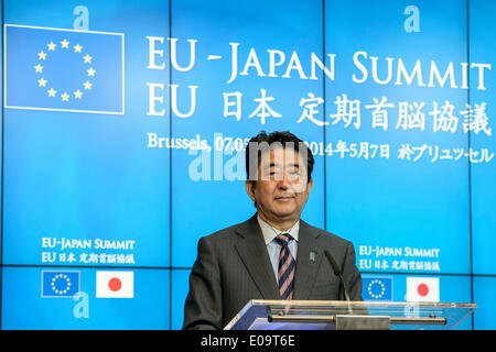 Bruxelles, BXL, Belgio. Il 7 maggio, 2014. Primo Ministro giapponese Shinzo Abe tiene conferenza stampa dopo la ventiduesima riunione al vertice tra Unione europea e Giappone a Bruxelles in Belgio su 07.05.2014 . Il vertice è il culmine di nove giorni di visita del Primo Ministro Abe a sei Stati membri dell'UE. Il twin in corso i negoziati per un accordo di partenariato strategico e di un accordo di libero scambio, lanciato nel mese di aprile 2013, è stato il Vertice principale soggetto da Wiktor Dabkowski Credito: Wiktor Dabkowski/ZUMAPRESS.com/Alamy Live News Foto Stock