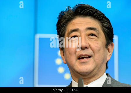 Bruxelles, BXL, Belgio. Il 7 maggio, 2014. Primo Ministro giapponese Shinzo Abe tiene conferenza stampa dopo la ventiduesima riunione al vertice tra Unione europea e Giappone a Bruxelles in Belgio su 07.05.2014 . Il vertice è il culmine di nove giorni di visita del Primo Ministro Abe a sei Stati membri dell'UE. Il twin in corso i negoziati per un accordo di partenariato strategico e di un accordo di libero scambio, lanciato nel mese di aprile 2013, è stato il Vertice principale soggetto da Wiktor Dabkowski Credito: Wiktor Dabkowski/ZUMAPRESS.com/Alamy Live News Foto Stock