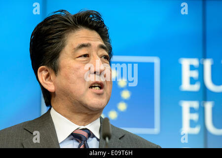 Bruxelles, BXL, Belgio. Il 7 maggio, 2014. Primo Ministro giapponese Shinzo Abe tiene conferenza stampa dopo la ventiduesima riunione al vertice tra Unione europea e Giappone a Bruxelles in Belgio su 07.05.2014 . Il vertice è il culmine di nove giorni di visita del Primo Ministro Abe a sei Stati membri dell'UE. Il twin in corso i negoziati per un accordo di partenariato strategico e di un accordo di libero scambio, lanciato nel mese di aprile 2013, è stato il Vertice principale soggetto da Wiktor Dabkowski Credito: Wiktor Dabkowski/ZUMAPRESS.com/Alamy Live News Foto Stock