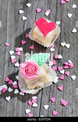 Due petit four e cottura il decor in legno grigio Foto Stock