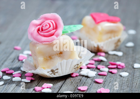 Due petit fours e cottura il decor in legno grigio Foto Stock