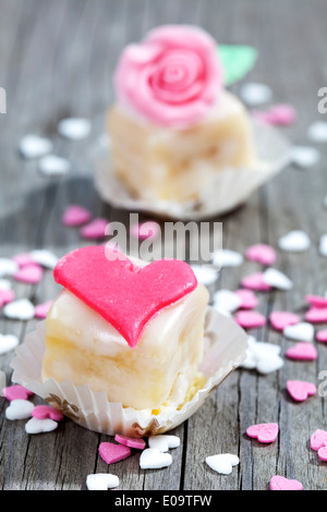 Due petit fours e cottura il decor in legno grigio Foto Stock