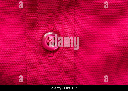 Velluto rosso pulsante Shirt Close Up Foto Stock