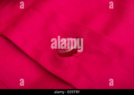 Velluto rosso pulsante Shirt Close Up Foto Stock