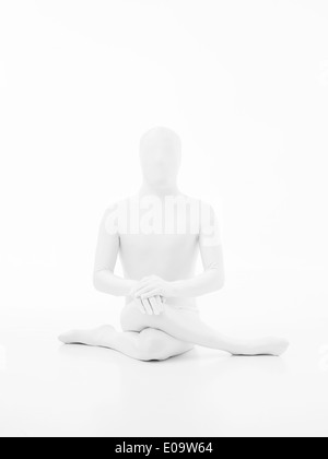 L'uomo senza volto vestito di bianco yoga postura gomukhasana Foto Stock