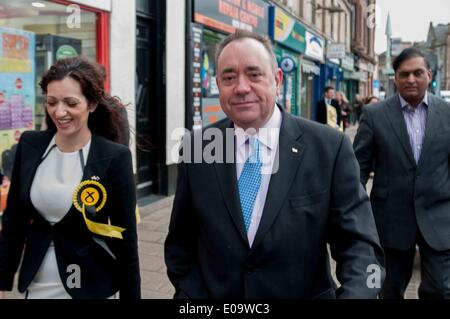 Edimburgo, Scozia, Regno Unito. 07 Maggio, 2014. Alex Salmond camminando per le strade di Portobello sull'UE elezione trail. Mercoledì 7 Maggio, 2014. Credito: Wullie marr/Alamy Live News Foto Stock