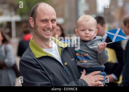 Edimburgo, Scozia, Regno Unito. 07 Maggio, 2014. Dave Sharp e figlio Keir, dieci mesi, in attesa di incontrare il Primo ministro in Portobello. Mercoledì 7 Maggio, 2014. Credito: Wullie marr/Alamy Live News Foto Stock