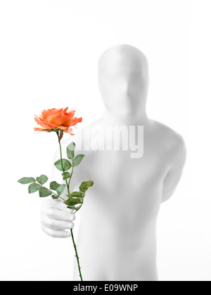 L'uomo senza volto vestita di bianco con una rosa in mano Foto Stock