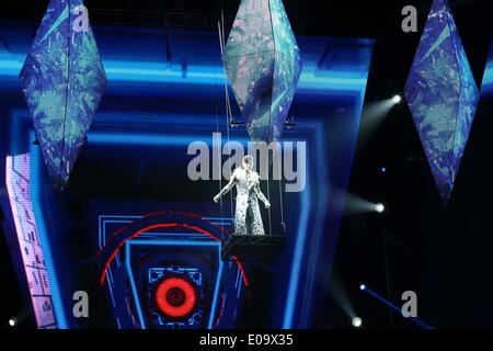 Shanghai, Cina. Il 4 maggio, 2014. Il cantante Jay Chou esegue presso il suo concerto a Shanghai in Cina di domenica 4 maggio 2014. © TopPhoto/Alamy Live News Foto Stock