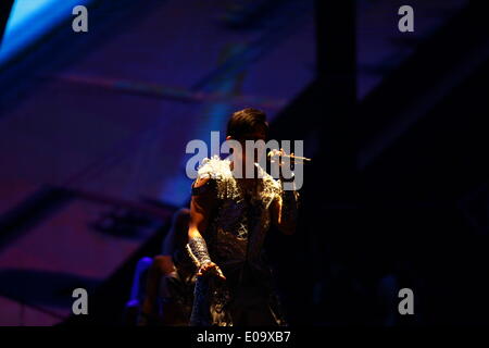 Shanghai, Cina. Il 4 maggio, 2014. Il cantante Jay Chou esegue presso il suo concerto a Shanghai in Cina di domenica 4 maggio 2014. © TopPhoto/Alamy Live News Foto Stock