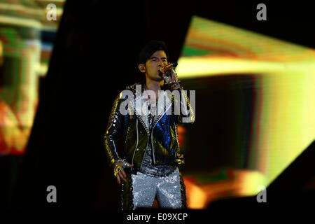 Shanghai, Cina. Il 4 maggio, 2014. Il cantante Jay Chou esegue presso il suo concerto a Shanghai in Cina di domenica 4 maggio 2014. © TopPhoto/Alamy Live News Foto Stock