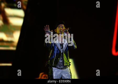 Shanghai, Cina. Il 4 maggio, 2014. Il cantante Jay Chou esegue presso il suo concerto a Shanghai in Cina di domenica 4 maggio 2014. © TopPhoto/Alamy Live News Foto Stock