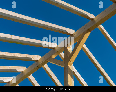 In una casa di un nuovo tetto è costruito su un sito di costruzione. Più lentamente del legno per la struttura del tetto., auf einem Haus wird auf einer Ba Foto Stock