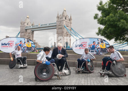 Londra, UK, 7 maggio 2014 - Boris Johnson, sindaco di Londra, lancia il lancio inaugurale mondo sedia a rotelle Rugby Challenge a City Hall. Alla riunione hanno partecipato Rugby in carrozzina star internazionali, Kylie Grimes, Bulbul Hussain, Chris Ryan e Mike Kerr nonché Mike Brown, sei nazioni di rugby player con Inghilterra e arlecchini. La sedia a rotelle mondiale Rugby Challenge avrà luogo in ottobre 2015 nella casella di rame Arena presso la Queen Elizabeth Olympic Park. Credito: Stephen Chung/Alamy Live News Foto Stock