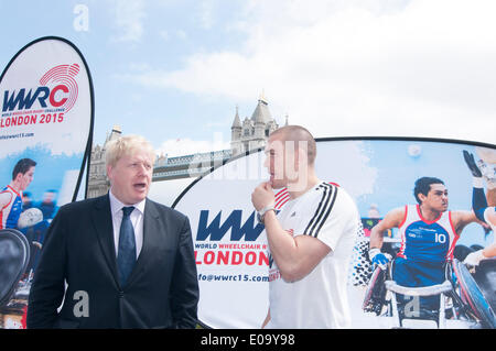 Londra, UK, 7 maggio 2014 - Boris Johnson, sindaco di Londra, lancia il lancio inaugurale mondo sedia a rotelle Rugby Challenge a City Hall. Alla riunione hanno partecipato Rugby in carrozzina star internazionali, Kylie Grimes, Bulbul Hussain, Chris Ryan e Mike Kerr nonché Mike Brown, sei nazioni di rugby player con Inghilterra e arlecchini. La sedia a rotelle mondiale Rugby Challenge avrà luogo in ottobre 2015 nella casella di rame Arena presso la Queen Elizabeth Olympic Park. Nella foto : Boris Johnson chat con Mike Brown Credit: Stephen Chung/Alamy Live News Foto Stock