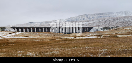 Il Viadotto Ribblehead con il picco coperto di neve di Whernside in background. Yorkshire Dales National Park, North Yorkshire Foto Stock