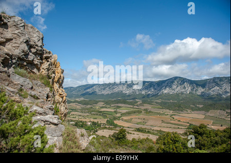 Vista dell'AOC vigneti vicino a Maury nel Agly valle circondata da colline ai piedi dei Pirenei, Languedoc-Roussillon, Francia Foto Stock