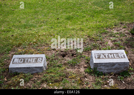 Marion, Indiana - Tomba marcatori nelle tenute della serenità cimitero. Foto Stock