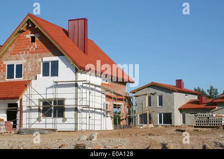 Svuotare la casa nuova costruzione sul sito chiara giornata estiva con cielo blu Foto Stock