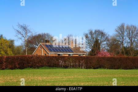 Una casa con pannelli solari installati nella campagna di Norfolk. Foto Stock