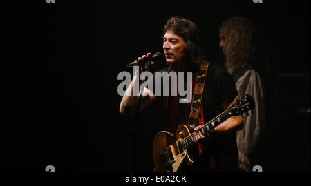 British chitarrista Steve Hackett esegue durante il suo concerto a Lucerna Hall di Praga Repubblica Ceca, il 6 maggio 2014. (CTK foto/Veronika Simkova) Foto Stock