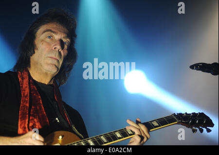 British chitarrista Steve Hackett esegue durante il suo concerto a Lucerna Hall di Praga Repubblica Ceca, il 6 maggio 2014. (CTK foto/Veronika Simkova) Foto Stock