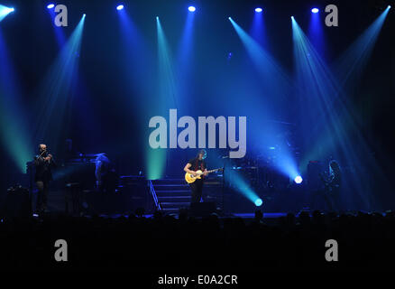 British chitarrista Steve Hackett esegue durante il suo concerto a Lucerna Hall di Praga Repubblica Ceca, il 6 maggio 2014. (CTK foto/Veronika Simkova) Foto Stock