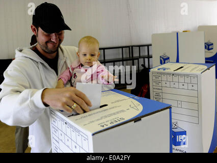 Pretoria, Sud Africa. Il 7 maggio, 2014. Un uomo con il suo bambino getta il suo voto in corrispondenza di una stazione di polling a Pretoria, Sud Africa, 7 maggio 2014. In Sud Africa il quinto elezioni dal 1994 hanno avuto un buon inizio mercoledì ma con qualche pecca, hanno detto le autorità. Credito: Li Qihua/Xinhua/Alamy Live News Foto Stock