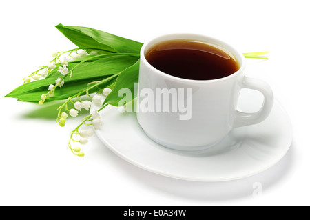 Tazza di tè e mughetti su sfondo bianco Foto Stock