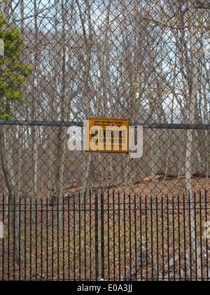 NYC acqua terra alimentazione nessun ingresso sign in cima Kensico Dam, Valhalla, New York, Stati Uniti d'America, 26 aprile 2014, © Katharine Andriotis Foto Stock